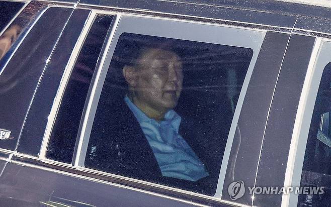 서울구치소 향하는 윤석열 대통령 (의왕=연합뉴스) 김성민 기자 = 내란 우두머리와 직권남용 권리행사 방해 혐의를 받는 윤석열 대통령이 15일 오후 고위공직자범죄수사처의 조사를 마친 뒤 차량에 탑승해 경기도 의왕시 서울구치소로 향하고 있다. 2025.1.15 [공동취재] ksm7976@yna.co.kr