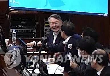 내란 우두머리 결심공판 중 웃음 보이는 윤석열 전 대통령 (서울=연합뉴스) 12·3 비상계엄 관련 내란 우두머리 혐의로 기소된 윤석열 전 대통령이 13일 서울 서초구 서울중앙지방법원 417호 형사대법정에서 열린 내란 우두머리 혐의 결심공판에서 변호인들과 대화하며 웃고 있다. 2026.1.13 [서울중앙지법 제공. 재판매 및 DB 금지] photo@yna.co.kr