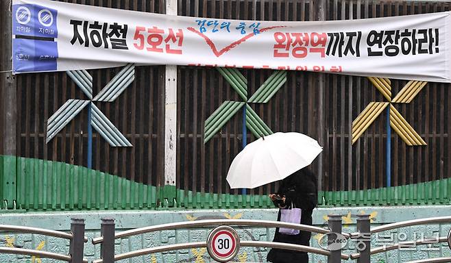 지난 2024년 1월 21일 인천시 검단신도시에 5호선 연장을 요구하는 현수막이 걸려있다. 사진=정선식기자