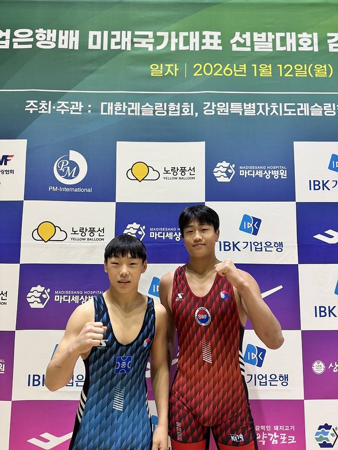 13일 강원도 인제군 원통체육관에서 열린 제4회 기업은행배 미래국가대표선발대회 및 2026년 국가대표 2차 선발대회 15세 이하부(U15) 자유형 57㎏급과 자유형 75㎏급에서 나란히 정상에 오른 김지훈(왼쪽)과 김민준(이상 수원 수성중)이 기념사진을 찍고 있다.