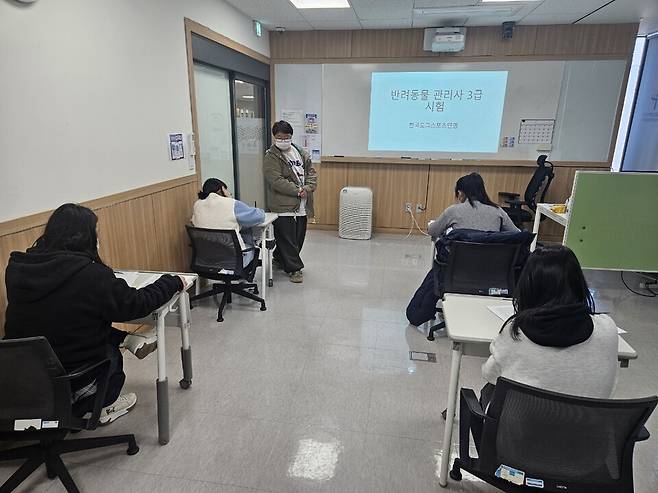 발달장애인 훈련생들이 한국장애인고용공단 경기북부 발달장애인훈련센터에서 반려동물 관리사 자격 취득을 위해 이론 교육을 받고 있다. <한국장애인고용공단 제공>