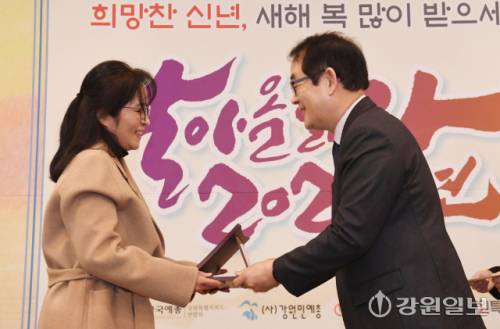 14일 춘천베어스호텔에서 열린 2026 강원일보 신춘문예 시상식에서 박진오 사장(오른쪽)이 단편소설부문 오혜 당선자에게 상패를 전달하고 있다. 박승선기자