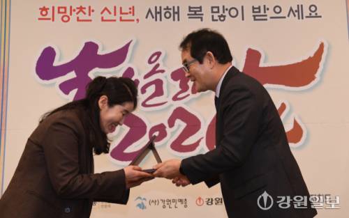 14일 춘천베어스호텔에서 열린 2026 강원일보 신춘문예 시상식에서 박진오 사장(오른쪽)이 박양미 동시부문 당선자에게 상패를 전달하고 있다. 박승선기자