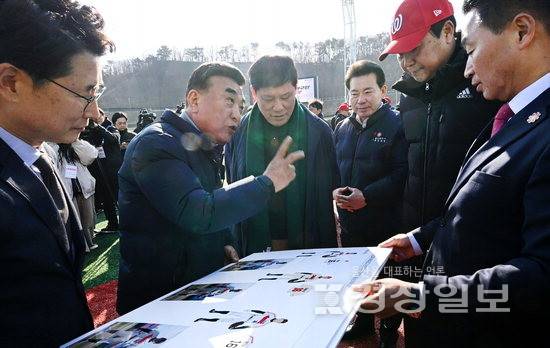 ▲ 울산웨일즈 프로야구단 선수 선발을 위한 공개선발 '트라이아웃' 첫 날인 13일 울산문수야구장에서 김두겸 울산시장과 허구연 한국야구위원회 총재, 임현철 울산시 대변인, 김동진 울산웨일즈 단장, 장원진 울산웨일즈 감독 등이 유니폼과 팀 로고에 대한 의견을 나누고 있다. 김동수기자 dskim@ksilbo.co.kr