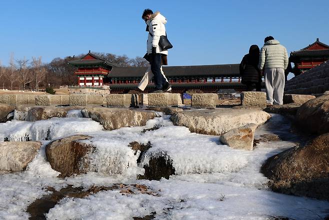 경주 지역의 아침 최저 기온이 영하 10.5℃를 기록하며 동장군이 기승을 부린 지난 12일 교동 월정교 징검다리에 두꺼운 얼음이 얼어 있다. /이용선기자