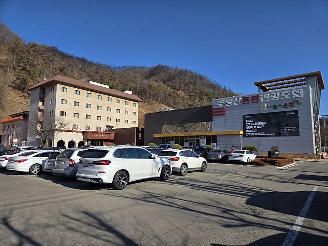 주왕산온천관광호텔과 별관 솔기온천 전경. /김종철기자