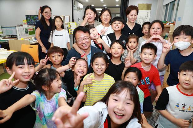 손병복 울진군수가 아이돌봄센터에서 아이들 및 관계자들과 함께 환하게 웃고 있다. 사진=울진군 제공