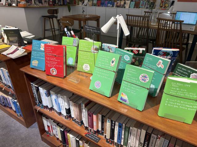 창원 성산구 서점 ‘텍스트힙’의 북큐레이션 모습.