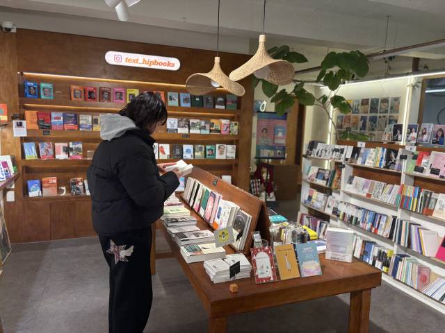 지난 6일 찾은 창원 성산구 서점 ‘텍스트힙’에서 한 방문객이 책을 둘러보고 있다.