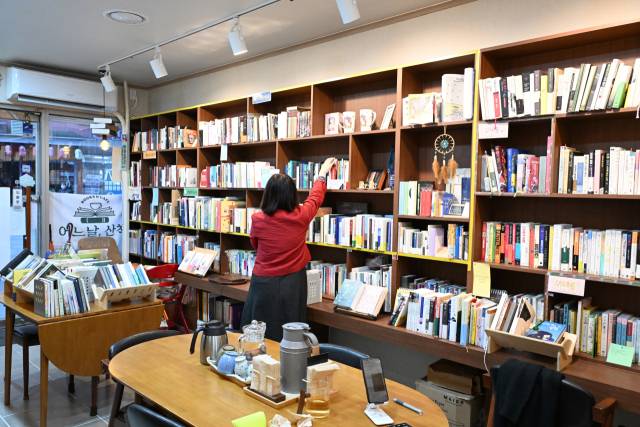 12일 오후 창원 의창구의 동네서점인 ‘어느날, 산책’의 도서 전시·판매 공간과 휴식 공간 전경./전강용기자./