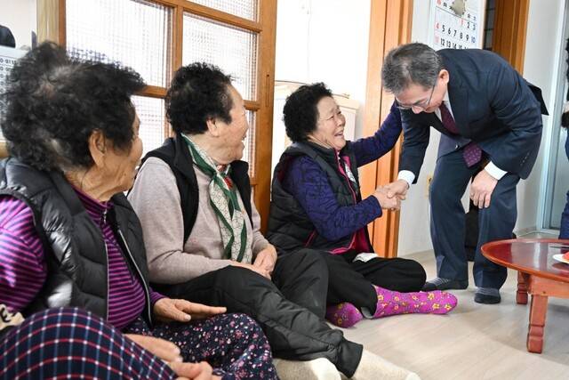 김진열 군수가 경로당을 방문하고 주민들과 새해 덕담을 나누고 있다. 군위군 제공
