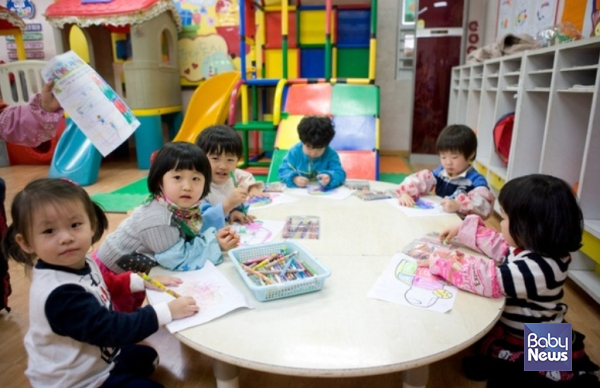 야간연장 보육료 지원 시간 한도가 폐지되고, 24시간 어린이집 지정 대상도 확대된다. 영유아 수 감소로 운영에 어려움을 겪는 어린이집의 부담을 낮추기 위해 보육료 지원 기준과 운영 요건도 완화될 전망이다. ⓒ베이비뉴스