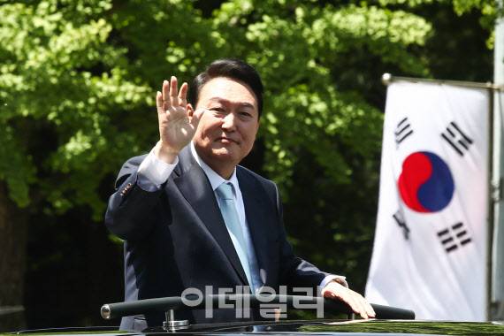 윤석열 전 대통령이 지난 2022년 5월 서울 여의도 국회에서 열린 제20대 대통령 취임식이 끝난 뒤 차량에 올라 시민들에게 손을 흔들고 있다.(사진=노진환 기자)