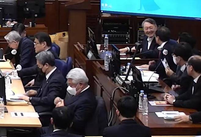 12·3 비상계엄 관련 내란 우두머리 혐의로 기소된 윤석열 전 대통령이 13일 서울 서초구 서울중앙지방법원 417호 형사대법정에서 열린 내란 우두머리 혐의 결심공판에서 변호인들과 대화하며 웃고 있다. (사진=서울중앙지법 제공)