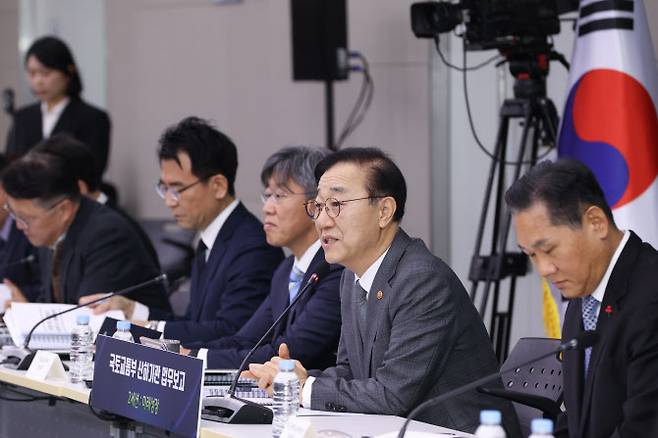 김윤덕 국토교통부 장관이 14일 정부세종청사에서 열린 국토교통부 산하기관 업무보고에 참석해 발언하고 있다. (사진=국토교통부)