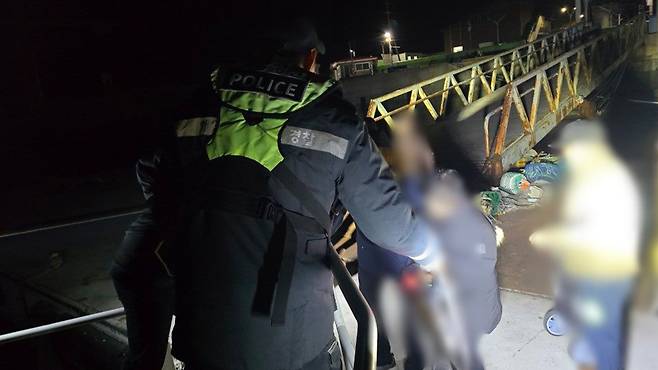 섬 주민을 해경 연안구조정으로 옮겨 태우고 있다 [군산해경 제공]