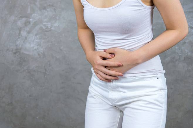 지난해 초 3기 대장암 진단을 받은 한 20대 여성이 병원을 찾게 만든 결정적 증상과 젊어서 암일리 없다고 배제한 의료진에 맞서 '스스로를 대변해야 했던 과정'을 공개했다. 사진=게티이미지뱅크