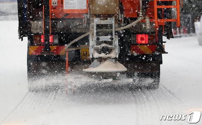 제설작업 차량이 염화칼슘을 뿌리고 있다. 2021.1.28/뉴스1 ⓒ News1