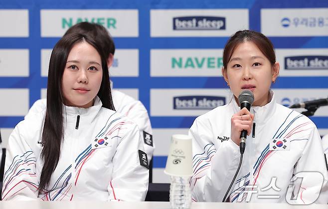 스피드스케이팅 김민선(오른쪽)이 7일 충북 진천선수촌 챔피언하우스에서 열린 2026 밀라노코르티나동계올림픽대회 D-30 미디어데이에서 취재진의 질문에 답하고 있다. 왼쪽은 스피드스케이팅 박지우. 2026.1.7/뉴스1 ⓒ News1 김성진 기자
