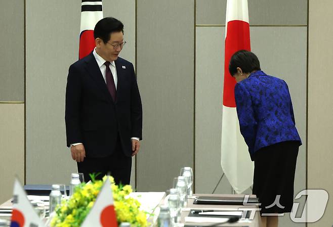 다카이치 사나에 일본 총리가 13일 일본 나라현 한일 정상회담장에서 이재명 대통령과 악수 후 자리로 향하기 전 국기에 예를 표하고 있다. 2026.1.13/뉴스1 ⓒ News1 이재명 기자