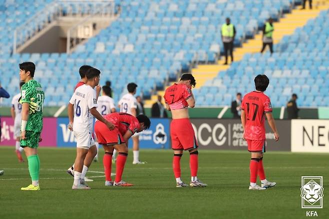 23세 이하 축구대표팀이 13일 사우디아라비아 리야드의 프린스 파이살 빈 파흐드 스타디움에서 열린 2026 아시아축구연맹(AFC) U-23 아시안컵 조별리그 C조 우즈베키스탄과 경기에서 0-2 완패한 뒤 고개를 숙이고 있다. 사진 | 대한축구협회