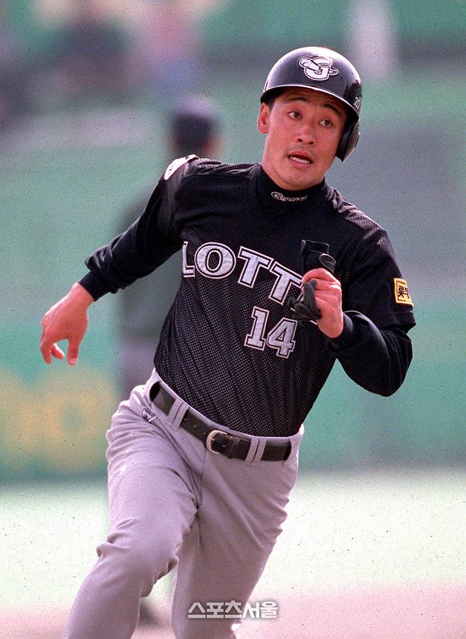 롯데 김민재가 SK와의 시범경기에서 4타수 2안타의 맹타를 휘둘렀다. 사진 | 스포츠서울DB