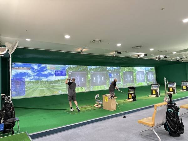 삼성노블카운티는 실버타운 내 자체 스포츠센터를 대규모로 구축하며 이러한 한계를 정면으로 돌파했다. 실내 수영장, 전문 피트니스 공간, 골프연습장 배드민턴장, 탁구장, 워킹트랙 등 전용 공간 등을 모두 갖춘 스포츠센터는 국내 실버타운 중 최대 규모로, 단순 '부대시설'이 아닌 핵심 경쟁력으로 기능하고 있다.(삼성노블카운티 스포츠센터). /사진=삼성노블카운티