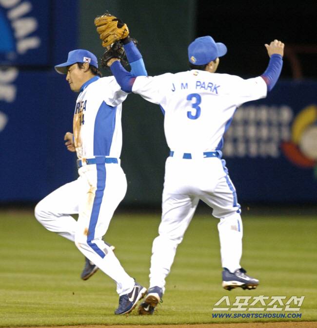 한국대표팀 2루수 김민재와 유격수 박진만이 WBC 미국전서 하이파이브를 하고 있다. 로이터 연합뉴스