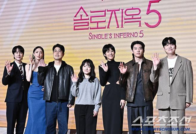 14일 서울 마포 나루서울호텔에서 넷플릭스 '솔로지옥5' 제작발표회가 열렸다. 솔로지옥5 진행자와 함께 포즈를 취하고 있는 김재원, 박수지 PD. 마포=송정헌 기자songs@sportschosun.com/2026.01.14/