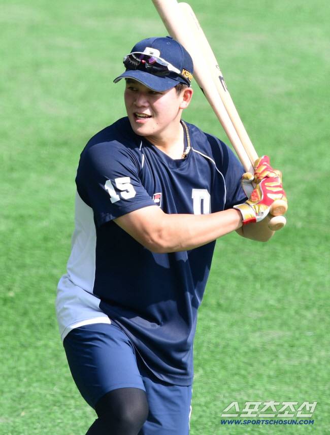 KBO리그 두산베어스와 NC다이노스의 경기가 15일 서울 잠실야구장에서 열릴 예정이다. 경기전, 두산 국해성이 타격훈련에 매진하고 있다. 스포츠조선DB