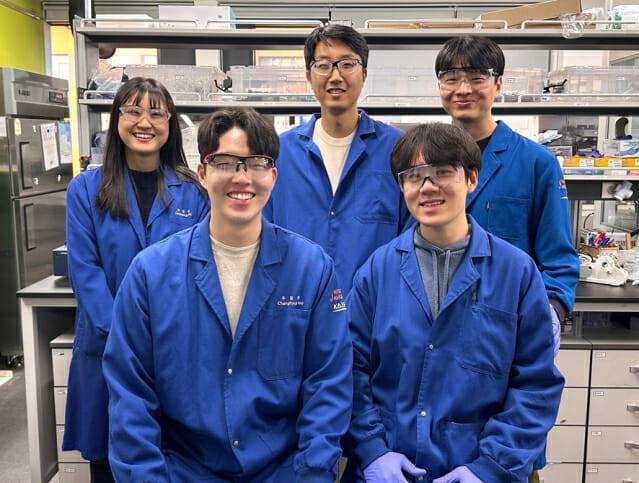 KAIST 연구진. 앞줄 왼쪽부터 주창현 박사과정생, 연성범 석박사통합과정생(이상 공동 1저자), 뒷줄 왼쪽부터 하재영, 조힘찬 교수, 장재동 연구학생(사진=KAIST)