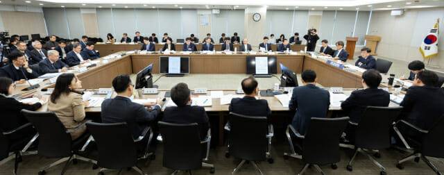 김성환 기후에너지환경부 장관이 14일 정부세종청사에서 열린 ‘기후에너지환경부 환경분야 산하기관 업무보고’를 주재하고 있다.