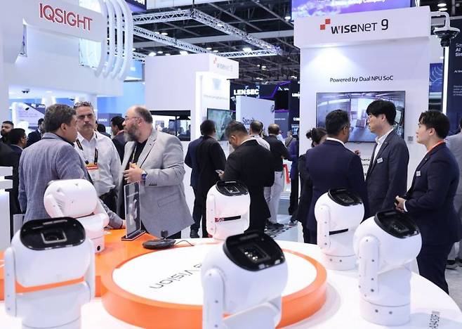 12~14일 아랍에미리트(UAE) 두바이에서 열린 보안 전시회 '인터섹(Intersec) 2026' 한화비전 부스에 인공지능(AI) 러기다이즈드 PTZ(팬·틸트·줌) 카메라가 전시돼 있다. 한화비전