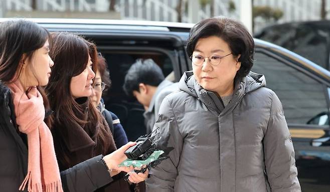 이혜훈 기획예산처 장관 후보자가 지난 13일 서울 중구 예금보험공사에 마련된 인사청문회 준비 사무실로 출근하며 취재진의 질문을 받고 있다. 연합뉴스