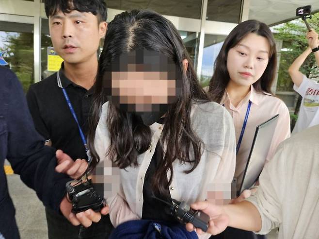 시험기간 중 학교에 무단 침입한 혐의(건조물 침입 등)로 구속 영장이 청구된 전직 기간제 교사 A씨(30대)가 지난해 7월14일 대구지법 안동지원에서 구속 전 피의자 심문(영장실질심사)을 받은 후 이동하고 있다. 연합뉴스