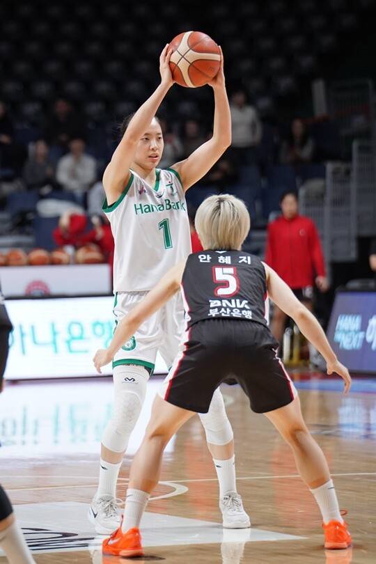 [BK 리뷰] ‘박소희 결승 3점’ 하나은행, BNK에 재역전승 … ‘시즌 두 번째 5연승’+‘부산 원정 4연패 탈출’