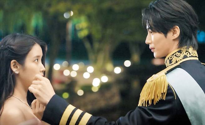 MBC올해 4월 방영될 입헌군주제 대한민국을 배경으로 한 MBC 드라마 ‘21세기 대군부인’ 예고편 장면. ‘평민 성희주’ 역의 아이유(왼쪽)와 ‘이안대군’ 역의 변우석이 서로 바라보고 있다.