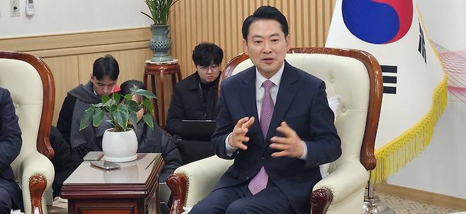 장동혁 국민의힘 대표가 14일 대전시청에서 이장우 대전시장을 만나 대전과 충남 행정통합 관련 당의 입장을 설명하고 있다./뉴시스