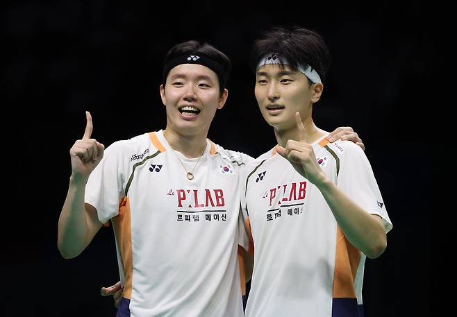 말레이시아 오픈에서 정상에 오른 남자 복식 김원호(오른쪽)와 서승재. /뉴스1