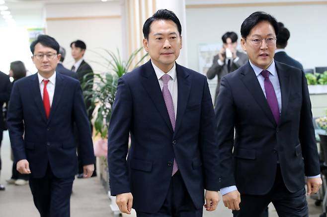 장동혁(가운데) 국민의힘 대표가 14일 오전 대전시청에서 열린 대전·충남 행정통합 관련 정책협의를 위해 응접실로 들어서고 있다. /신현종 기자