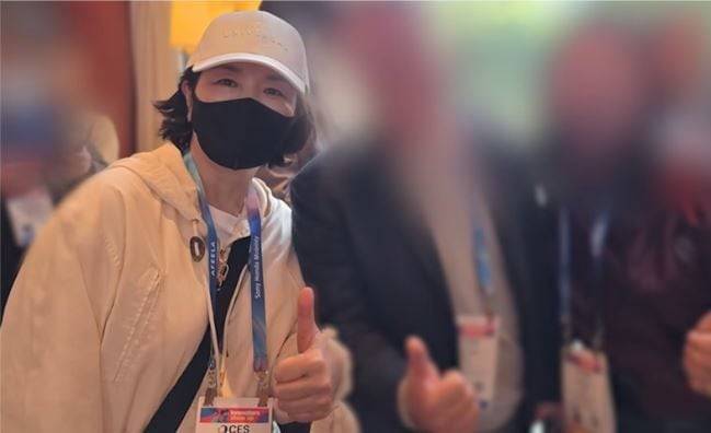 '공천뇌물 의혹'으로 고발된 김경 서울시의원이 미국 라스베이거스에서 열린 세계 최대 IT·가전 전시회 CES에 참석해 엄지를 들어보이고 있다. /MBC뉴스 캡처