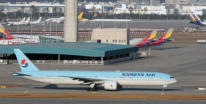 인천국제공항 계류장에 대한항공과 아시아나 비행기들이 계류해있다./뉴스1