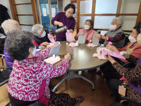 괴산군노인맞춤돌봄센터(센터장 안재숙 이하·센터)는 돌봄 서비스 이용자 940명을 대상으로 온수물주머니를 활용한 혹한기 안전교육 '따뜻한 손길, 온기 나눔' 프로그램을 진행한다. 생활지원사가 온수 물주머니 사용법을 교육하는 모습    사진=괴산군 제공