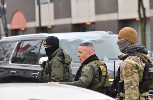 8일 미국 미네소타주 미니애폴리스에서 이민세관단속국(ICE) 요원들이 순찰을 돌고 있다. ⓒAFP/연합뉴스