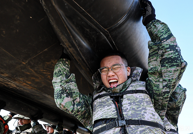 13일 오전 경북 포항시 해병대 훈련장 일대에서 열린 2026년 겨울 해병대 캠프에서 참가자들이 IBS(소형 상륙정) 도수 운반을 훈련하고 있다. 포항=이한결 기자 always@donga.com