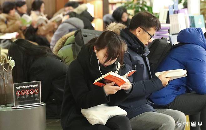 출판사 편집자들이 들려준 새해 독서를 이어가는 방법의 핵심은 먼저 ‘완독 강박’을 버리는 데 있다. 책을 조금씩 두루 읽으며 취향에 맞는 책을 찾아나가고, 책과 관련된 자기만의 서사를 만들어가는 식이다. 벌써 올해 독서 다짐이 무너질 것 같다면, 이들의 제안에 귀 기울여 보자. 동아일보DB