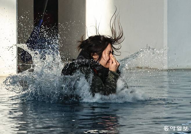 13일 오전 경북 포항시 해병대 훈련장 일대에서 열린 2026년 겨울 해병대 캠프에서 참가자들이 비상 상황 시 함정에서 벗어나는 이함 훈련을 진행하며 물속으로 뛰어들고 있다. 포항=이한결 기자 always@donga.com