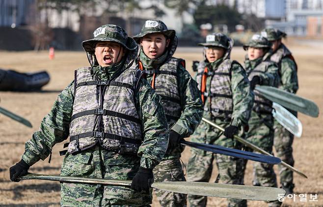 13일 오전 경북 포항시 해병대 훈련장 일대에서 열린 2026년 겨울 해병대 캠프에서 참가자들이 PT 체조 및 육상 패들링 훈련을 하고 있다.  포항=이한결 기자 always@donga.com