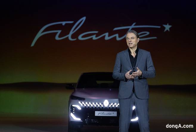 로렌스 반 덴 아커 르노그룹 디자인 총괄 부회장이 13일 서울 광진구 워커힐호텔에서 필랑트 디자인을 소개하고 있다.&nbsp;