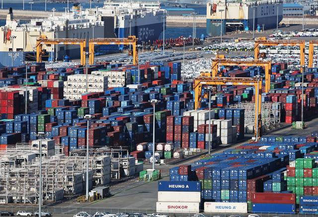 지난 1일 경기도 평택항에 컨테이너가 쌓여 있는 모습. [연합뉴스]